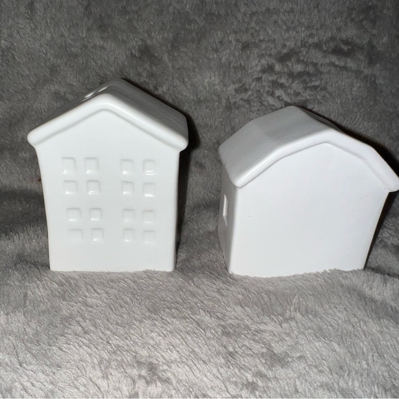 Robert Stanley Signature White Fall Farmhouse Ceramic Salt & Pepper Shakers Barn - Picture 4 of 8